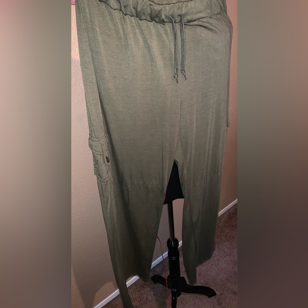 Soft and flowing lounge pants with rear and side leg pockets. NWOT